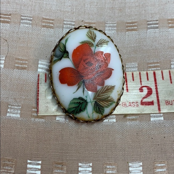 -Nice vintage porcelain red flower 🌺 brooch - Picture 2 of 12